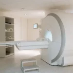 immagine di un macchinario per risonanza magnetica in uno studio medico